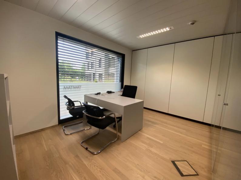 À LOUER A  STRASSEN: Bureaux de 266 m² dans un immeuble à usage commercial - Image #12